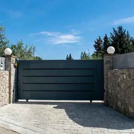 Takis & Eirini Family Pérama